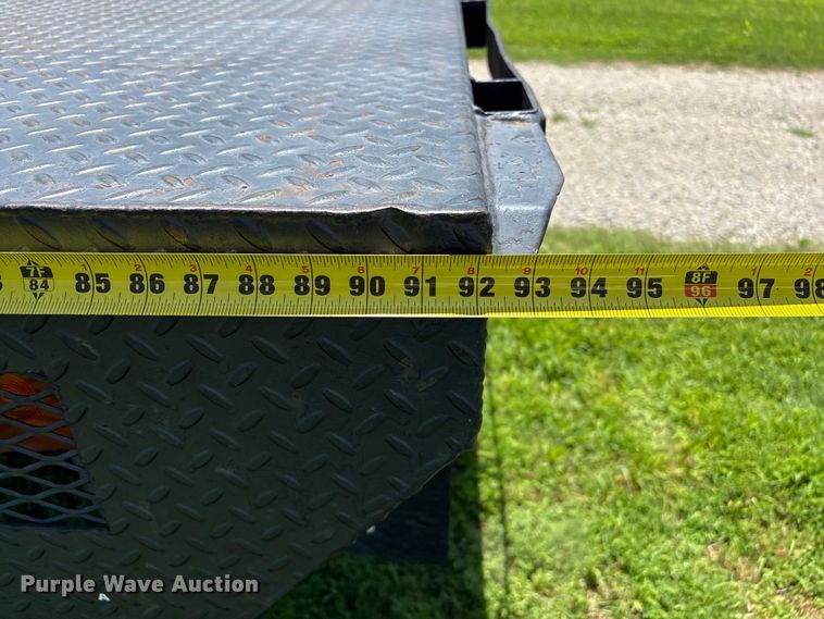 image for item EQ8009 2005 Chevrolet Silverado 3500 flatbed pickup truck