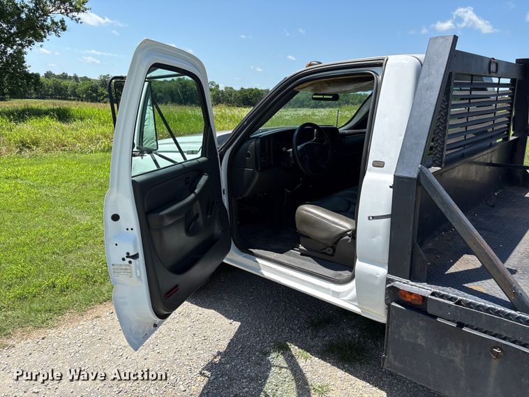 image for item EQ8009 2005 Chevrolet Silverado 3500 flatbed pickup truck