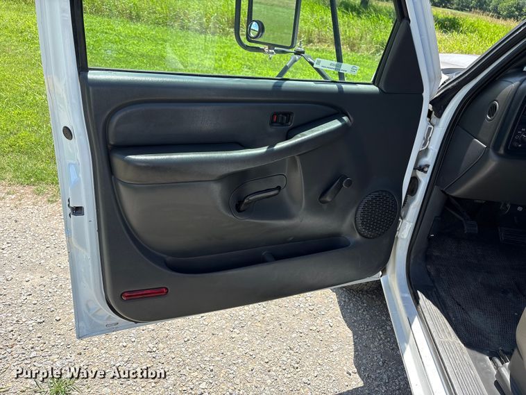 image for item EQ8009 2005 Chevrolet Silverado 3500 flatbed pickup truck