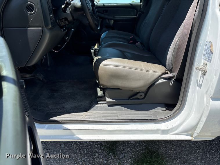 image for item EQ8009 2005 Chevrolet Silverado 3500 flatbed pickup truck