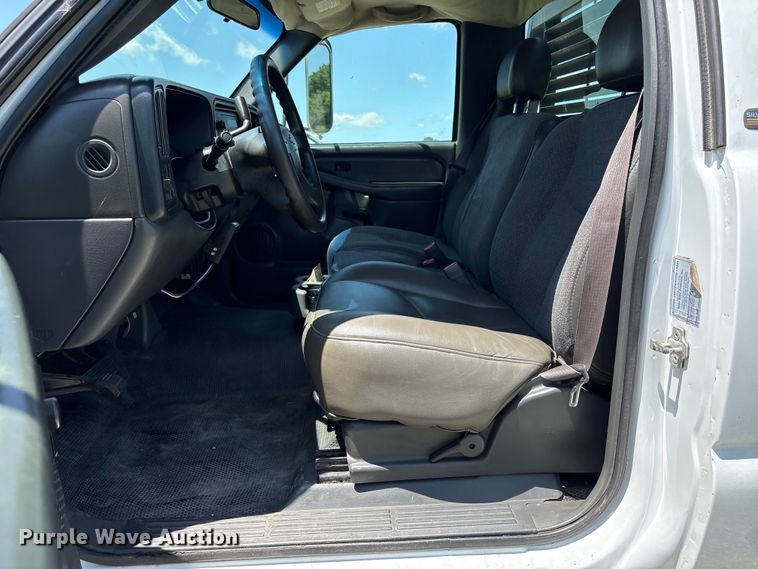 image for item EQ8009 2005 Chevrolet Silverado 3500 flatbed pickup truck