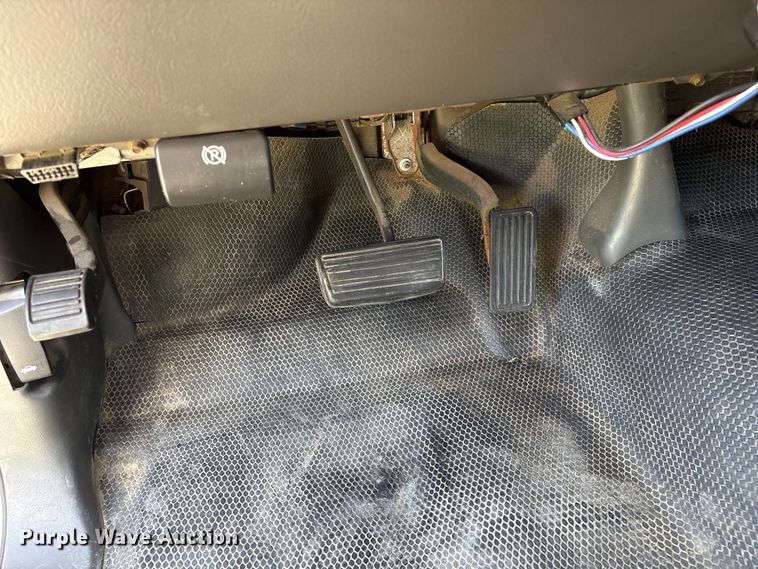 image for item EQ8009 2005 Chevrolet Silverado 3500 flatbed pickup truck
