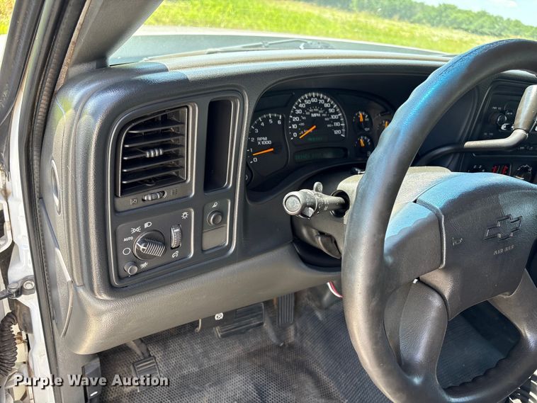 image for item EQ8009 2005 Chevrolet Silverado 3500 flatbed pickup truck