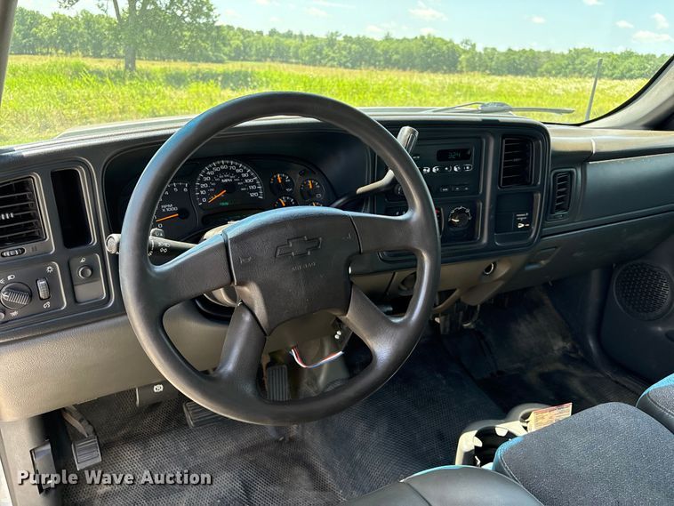 image for item EQ8009 2005 Chevrolet Silverado 3500 flatbed pickup truck