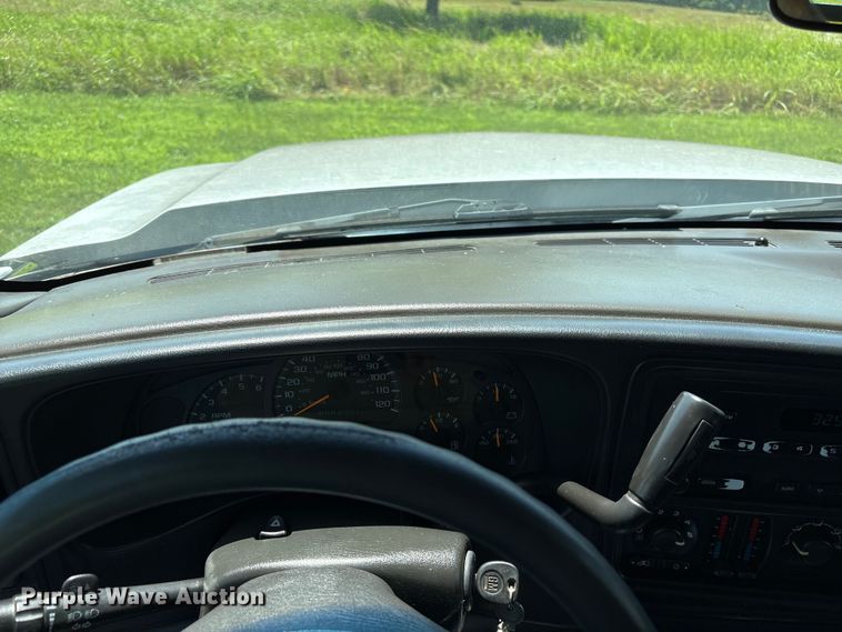 image for item EQ8009 2005 Chevrolet Silverado 3500 flatbed pickup truck