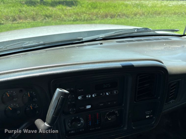 image for item EQ8009 2005 Chevrolet Silverado 3500 flatbed pickup truck