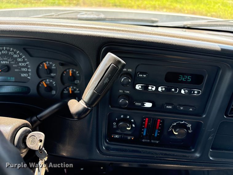 image for item EQ8009 2005 Chevrolet Silverado 3500 flatbed pickup truck