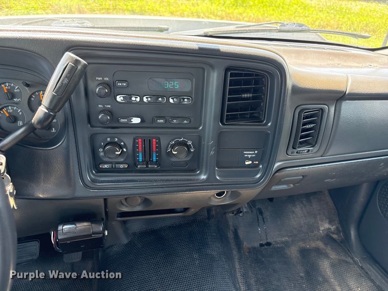 image for item EQ8009 2005 Chevrolet Silverado 3500 flatbed pickup truck