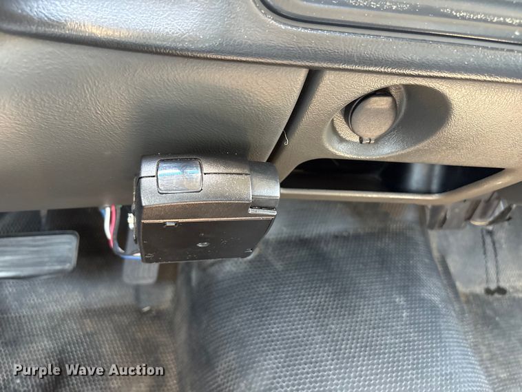 image for item EQ8009 2005 Chevrolet Silverado 3500 flatbed pickup truck