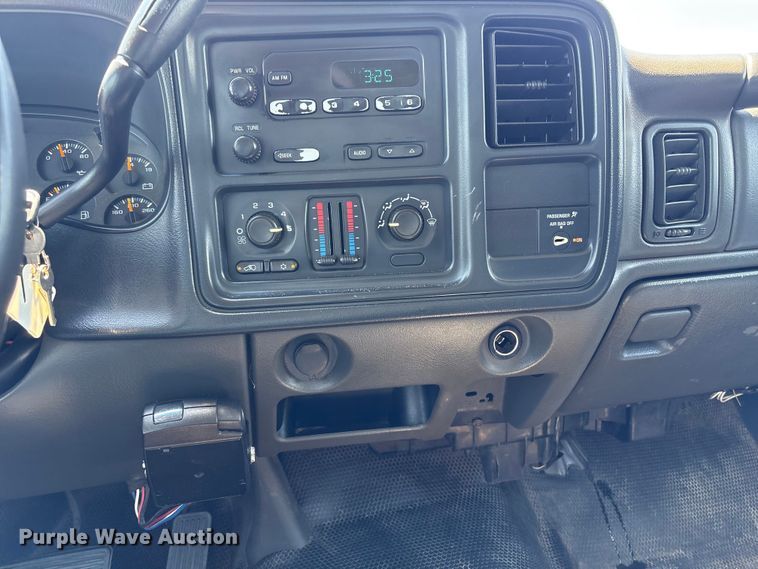 image for item EQ8009 2005 Chevrolet Silverado 3500 flatbed pickup truck