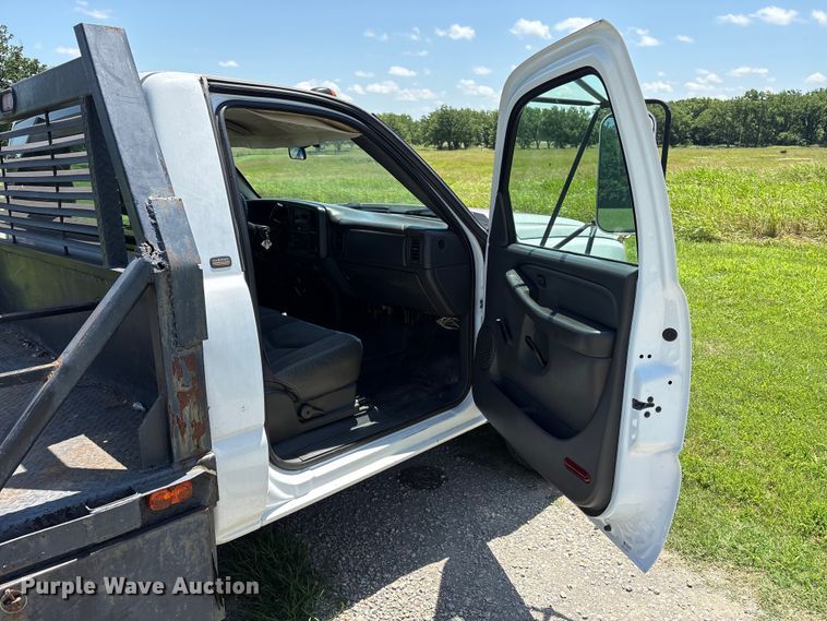image for item EQ8009 2005 Chevrolet Silverado 3500 flatbed pickup truck