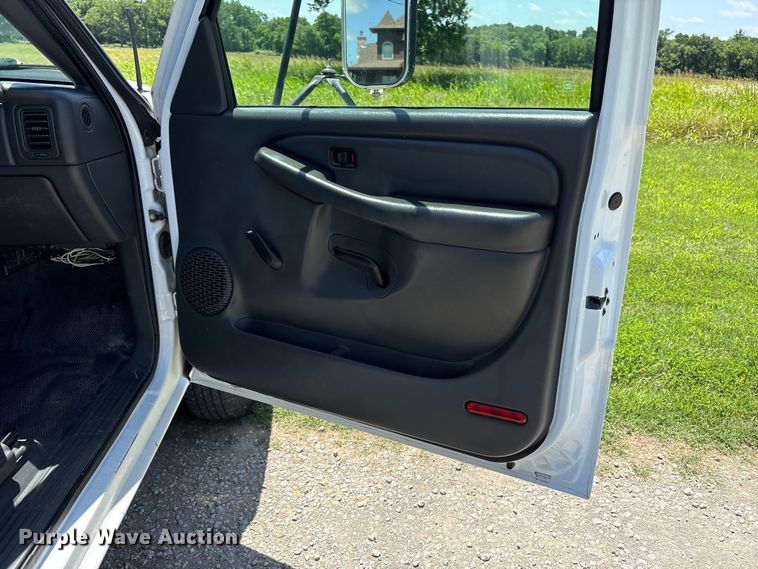 image for item EQ8009 2005 Chevrolet Silverado 3500 flatbed pickup truck