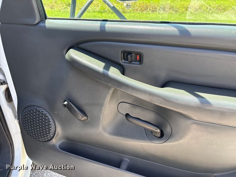 image for item EQ8009 2005 Chevrolet Silverado 3500 flatbed pickup truck
