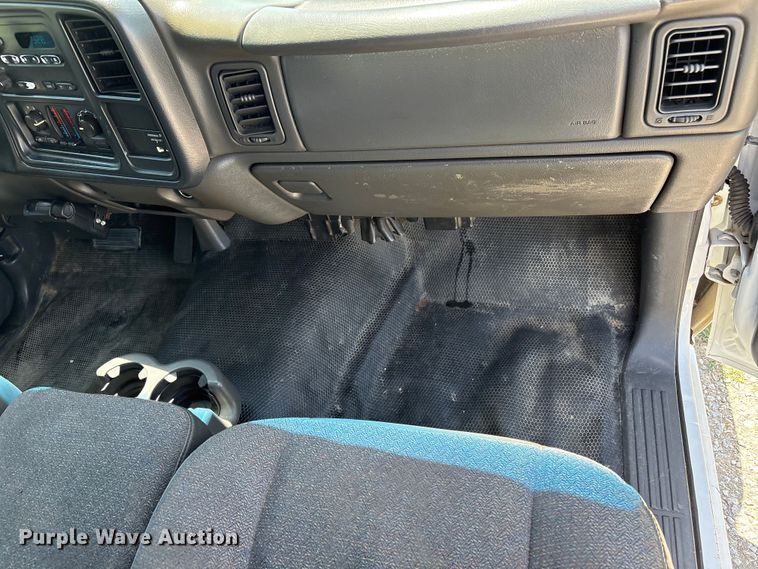 image for item EQ8009 2005 Chevrolet Silverado 3500 flatbed pickup truck