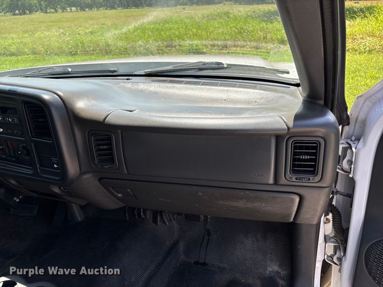 image for item EQ8009 2005 Chevrolet Silverado 3500 flatbed pickup truck