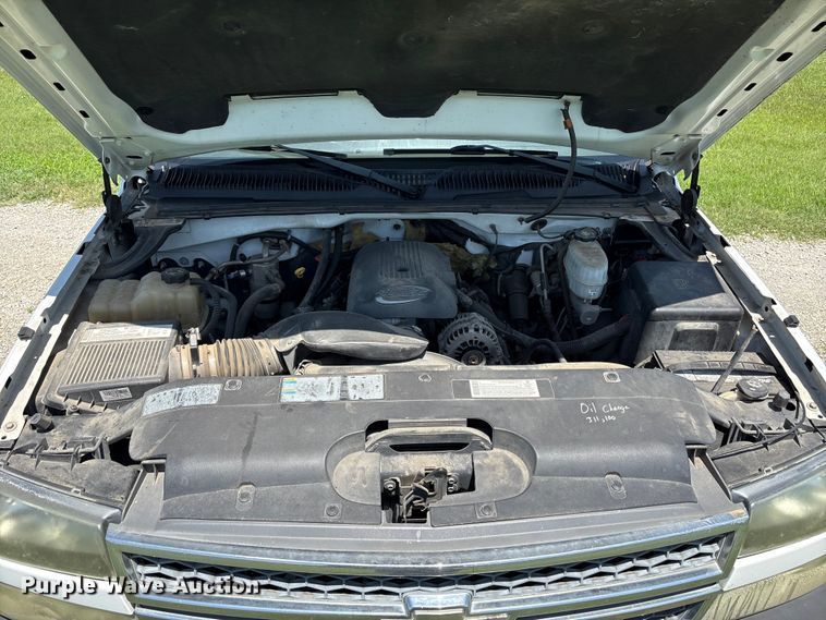 image for item EQ8009 2005 Chevrolet Silverado 3500 flatbed pickup truck