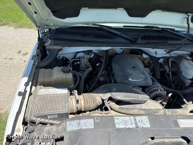 image for item EQ8009 2005 Chevrolet Silverado 3500 flatbed pickup truck