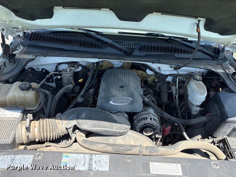image for item EQ8009 2005 Chevrolet Silverado 3500 flatbed pickup truck