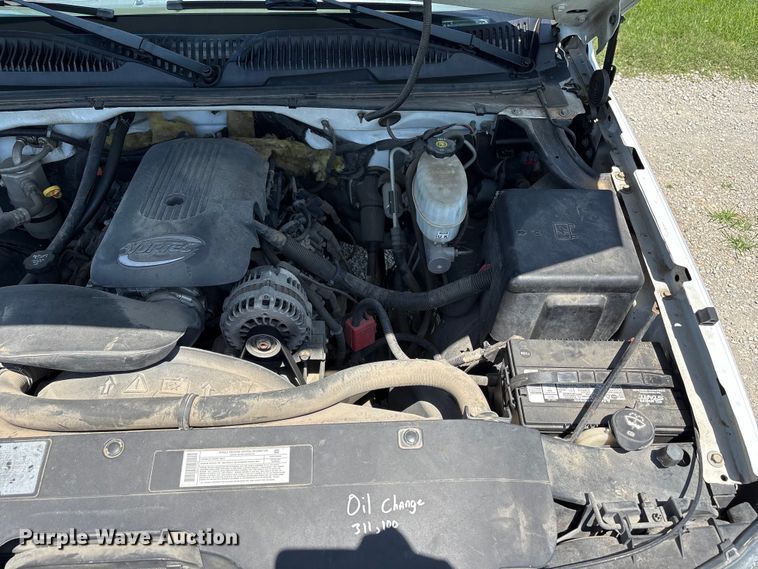 image for item EQ8009 2005 Chevrolet Silverado 3500 flatbed pickup truck