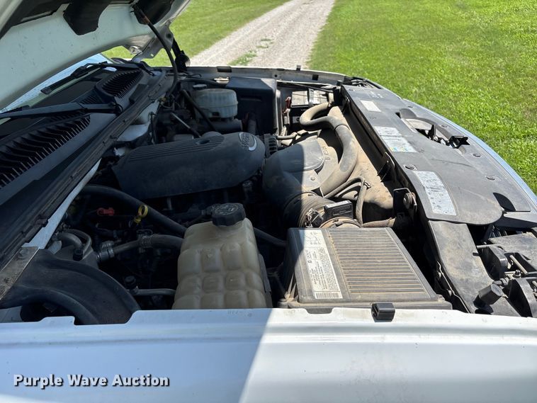 image for item EQ8009 2005 Chevrolet Silverado 3500 flatbed pickup truck