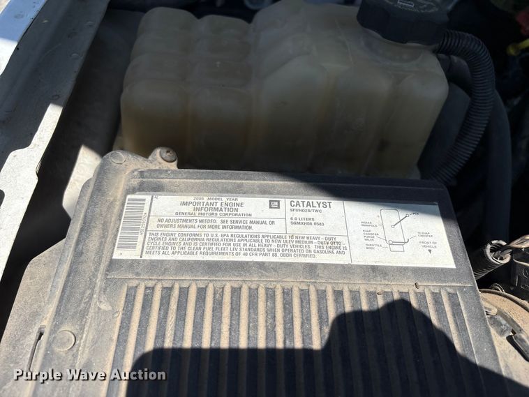 image for item EQ8009 2005 Chevrolet Silverado 3500 flatbed pickup truck
