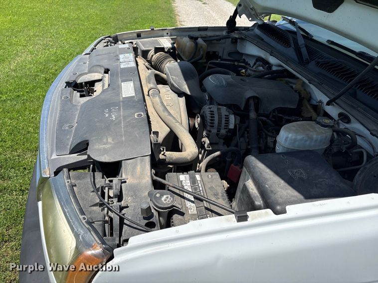 image for item EQ8009 2005 Chevrolet Silverado 3500 flatbed pickup truck