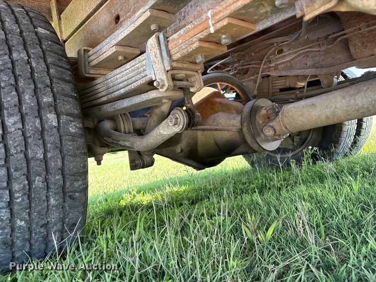 image for item EQ8009 2005 Chevrolet Silverado 3500 flatbed pickup truck