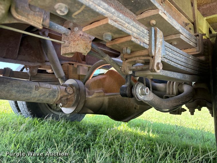 image for item EQ8009 2005 Chevrolet Silverado 3500 flatbed pickup truck