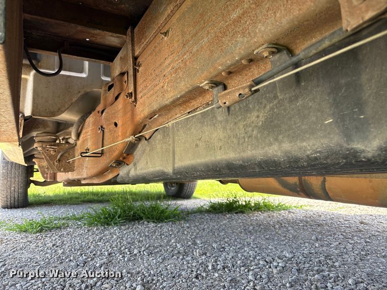 image for item EQ8009 2005 Chevrolet Silverado 3500 flatbed pickup truck