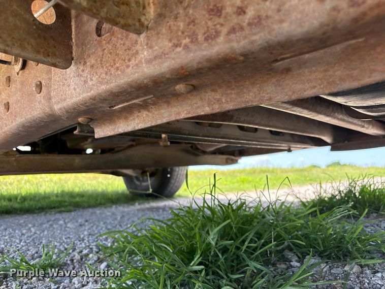 image for item EQ8009 2005 Chevrolet Silverado 3500 flatbed pickup truck