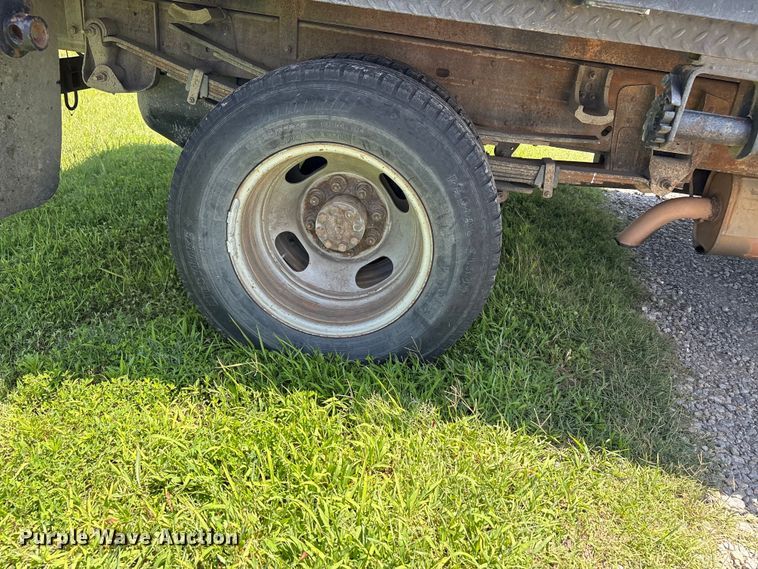 image for item EQ8009 2005 Chevrolet Silverado 3500 flatbed pickup truck