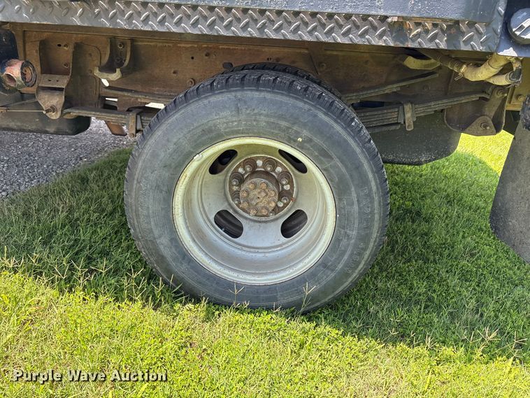 image for item EQ8009 2005 Chevrolet Silverado 3500 flatbed pickup truck
