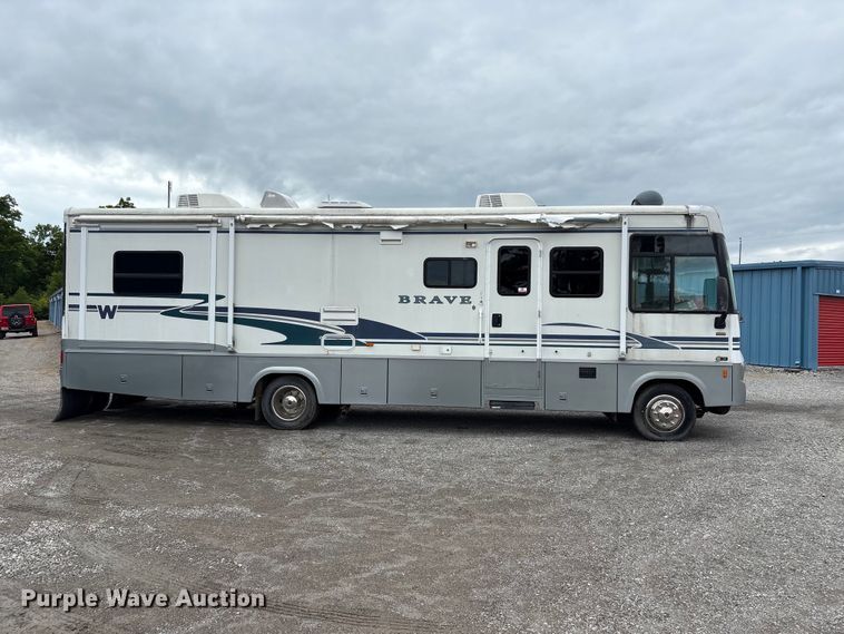 image for item EQ8024 2004 Winnebago Workhorse W22 RV