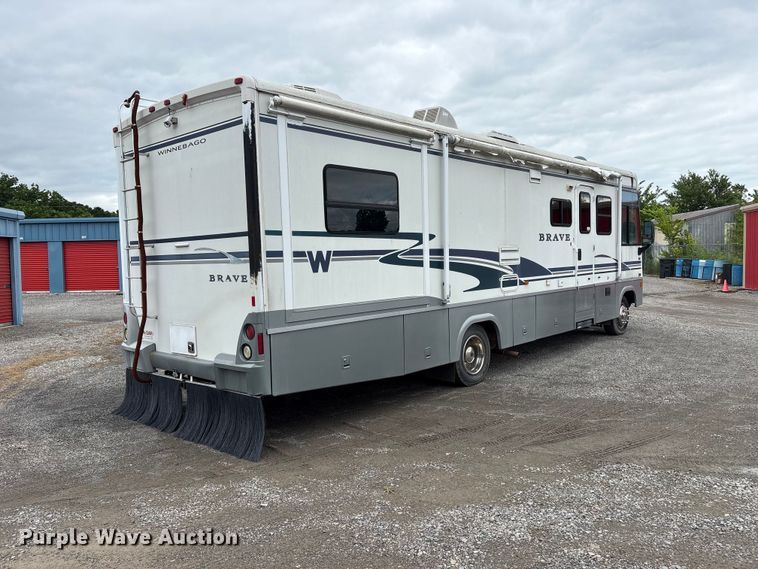 image for item EQ8024 2004 Winnebago Workhorse W22 RV