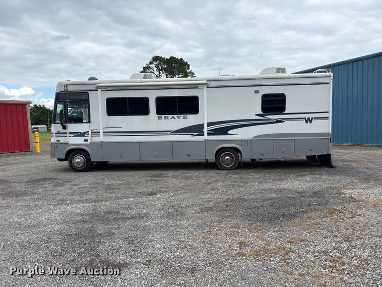 image for item EQ8024 2004 Winnebago Workhorse W22 RV