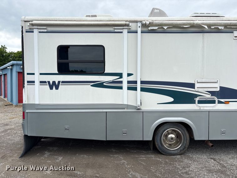 image for item EQ8024 2004 Winnebago Workhorse W22 RV