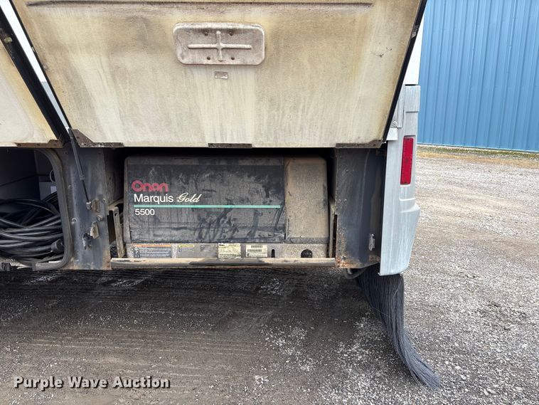 image for item EQ8024 2004 Winnebago Workhorse W22 RV