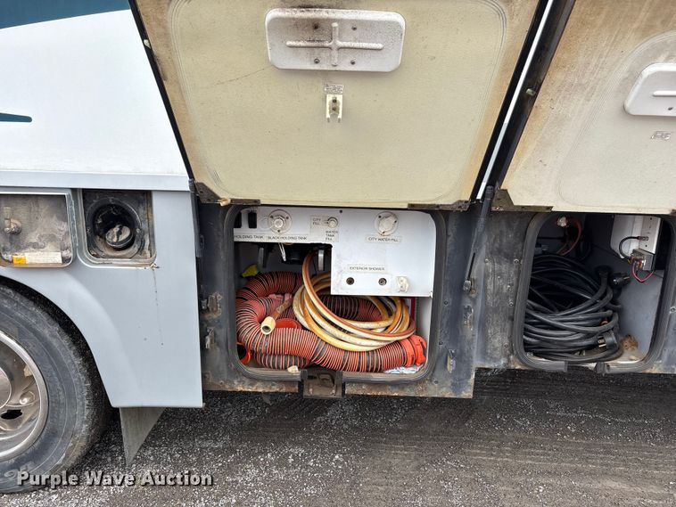 image for item EQ8024 2004 Winnebago Workhorse W22 RV