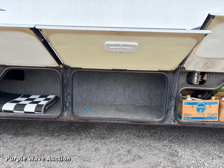 image for item EQ8024 2004 Winnebago Workhorse W22 RV
