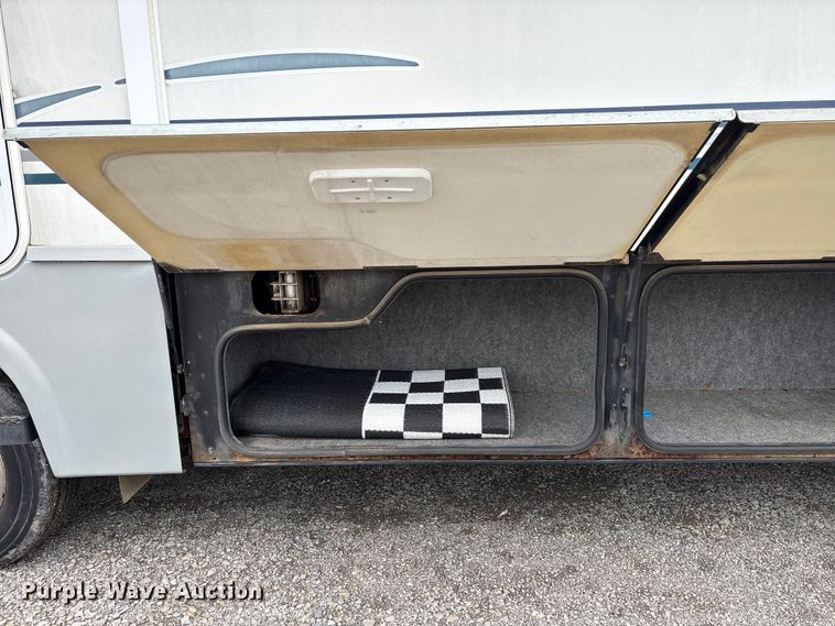 image for item EQ8024 2004 Winnebago Workhorse W22 RV