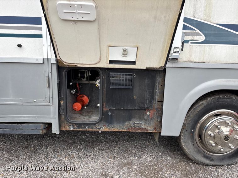 image for item EQ8024 2004 Winnebago Workhorse W22 RV