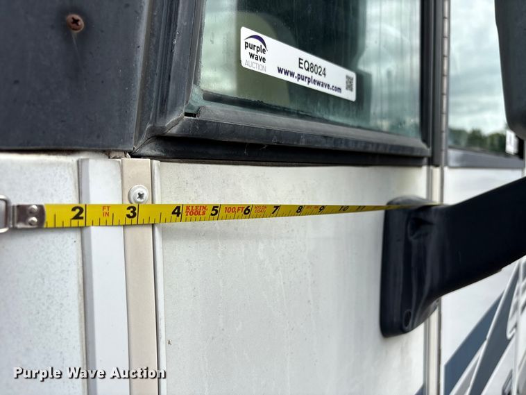 image for item EQ8024 2004 Winnebago Workhorse W22 RV