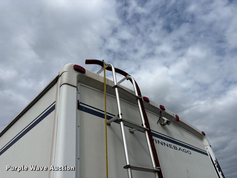image for item EQ8024 2004 Winnebago Workhorse W22 RV