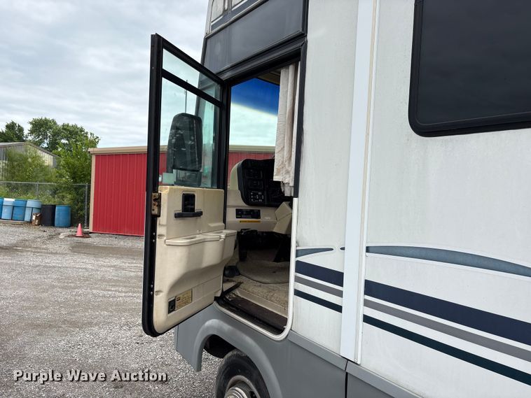 image for item EQ8024 2004 Winnebago Workhorse W22 RV