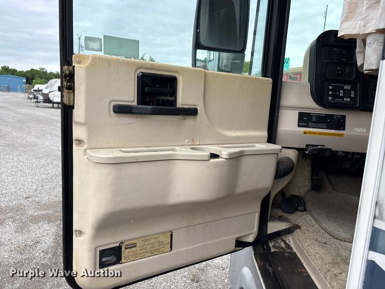 image for item EQ8024 2004 Winnebago Workhorse W22 RV