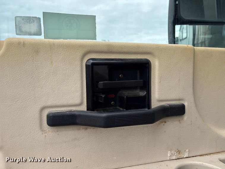 image for item EQ8024 2004 Winnebago Workhorse W22 RV