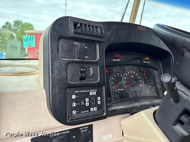 image for item EQ8024 2004 Winnebago Workhorse W22 RV