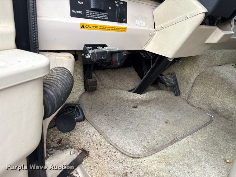 image for item EQ8024 2004 Winnebago Workhorse W22 RV