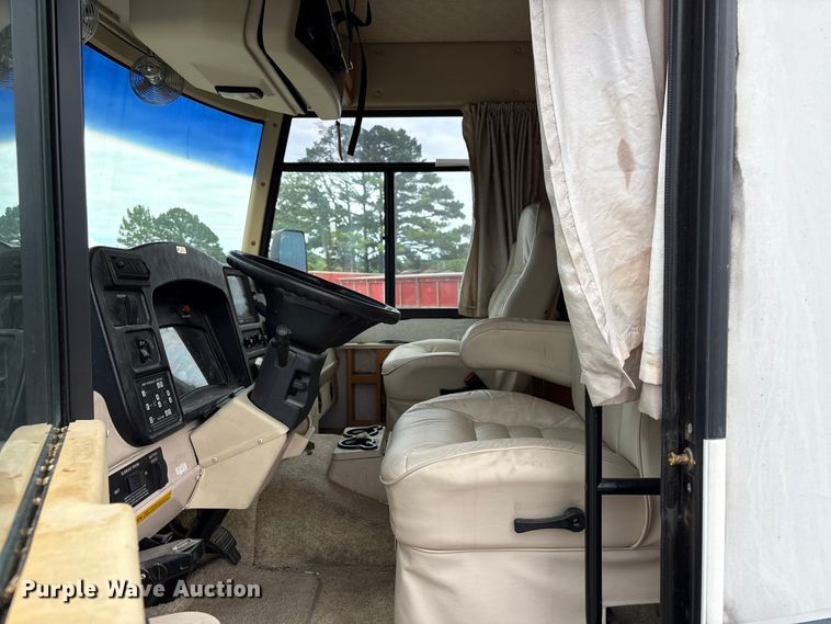 image for item EQ8024 2004 Winnebago Workhorse W22 RV