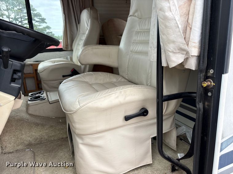 image for item EQ8024 2004 Winnebago Workhorse W22 RV